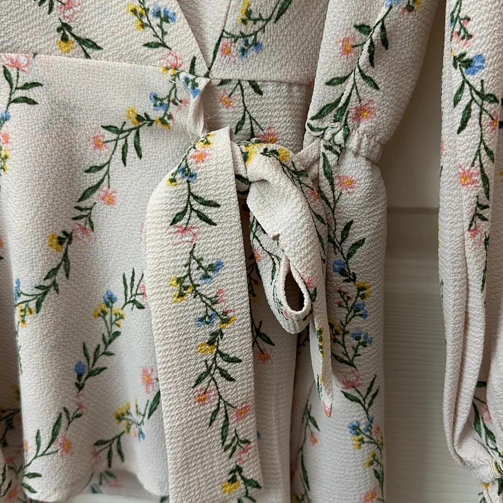 SOLD 💚 OLM Light Pink Floral Wrap Flattering Peplum Top L - Picture 7 of 11